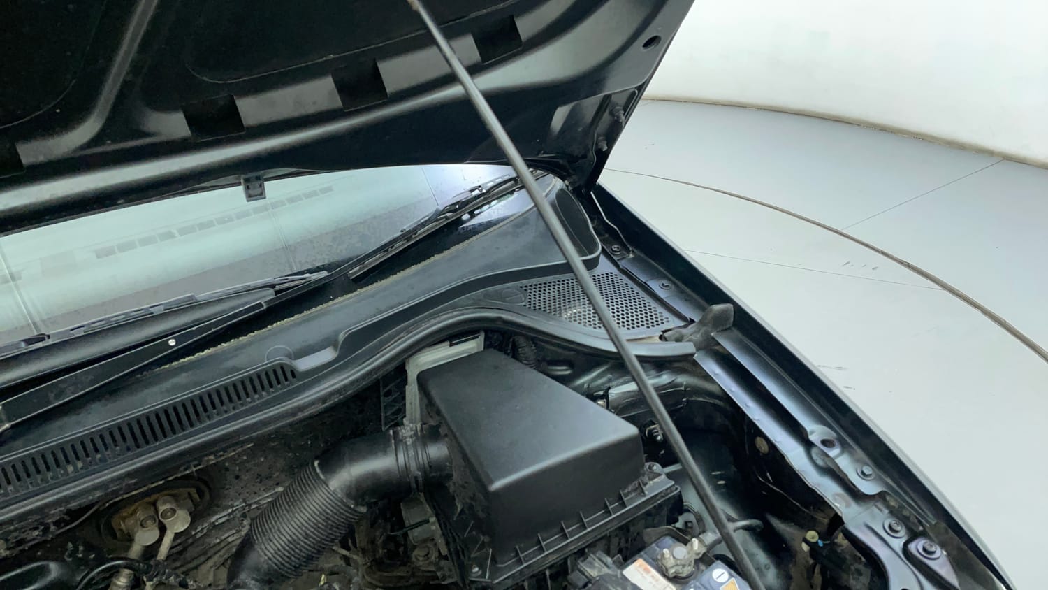 Used 2016 Volkswagen Ameo Highline1.2L (P) Petrol Manual engine ENGINE LEFT SIDE HINGE & APRON VIEW