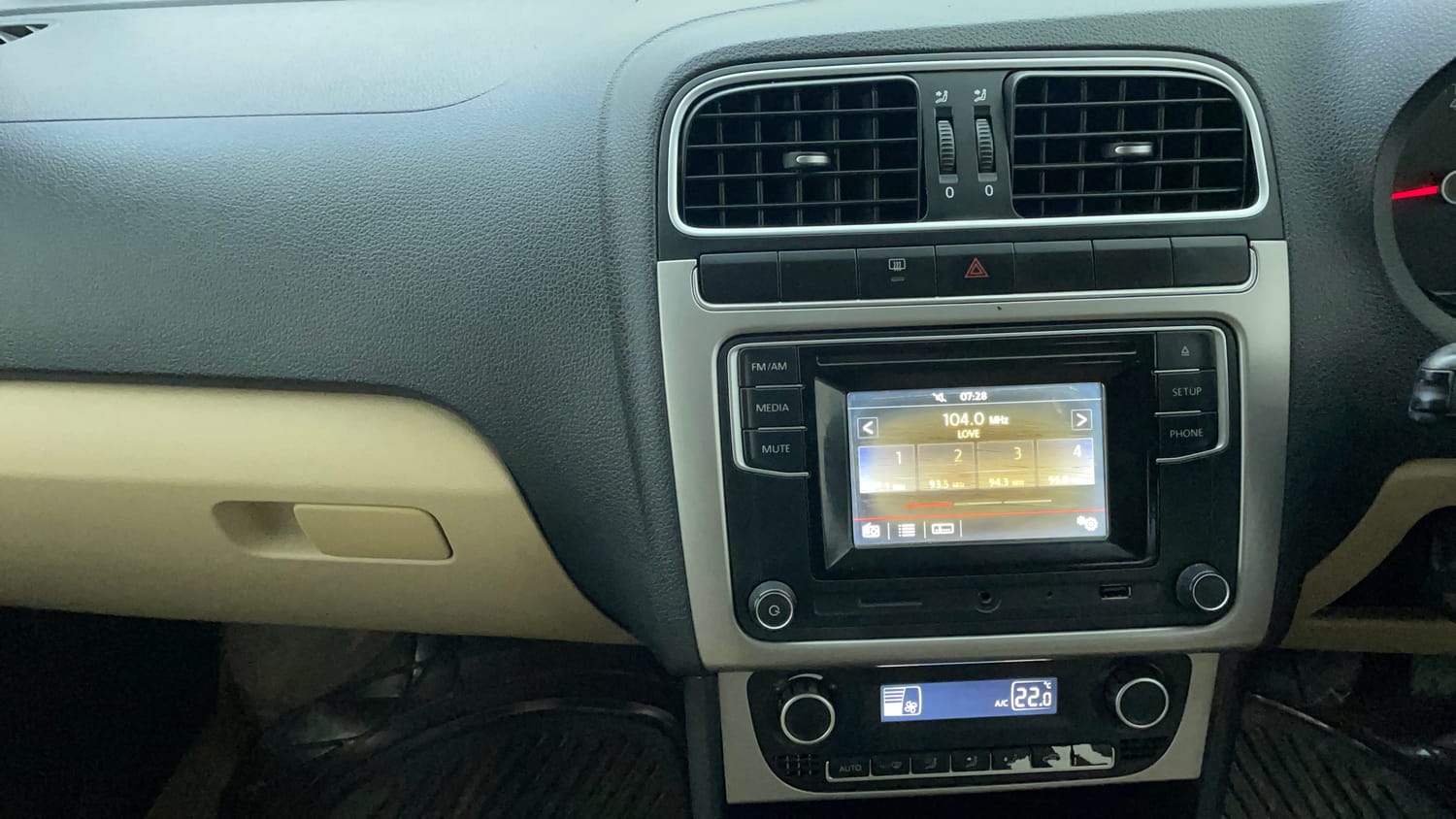 Used 2016 Volkswagen Ameo Highline1.2L (P) Petrol Manual interior MUSIC SYSTEM & AC CONTROL VIEW