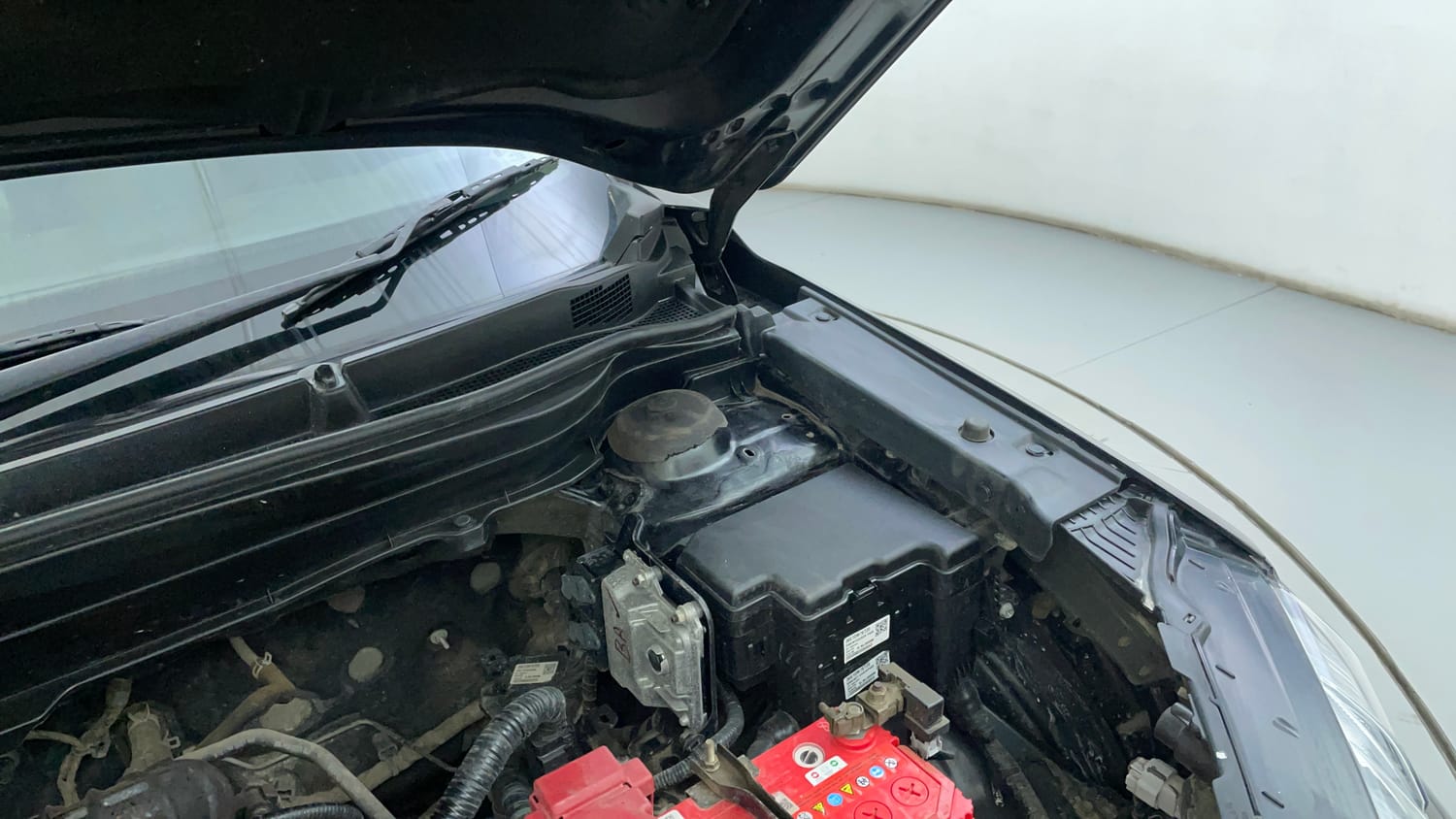 Used 2023 Maruti Suzuki Grand Vitara Alpha Smart Hybrid Petrol Manual engine ENGINE LEFT SIDE HINGE & APRON VIEW