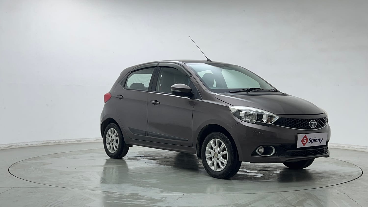 Used 2018 Tata Tiago XZ CNG (Outside Fitted) Cng Manual exterior RIGHT FRONT CORNER VIEW