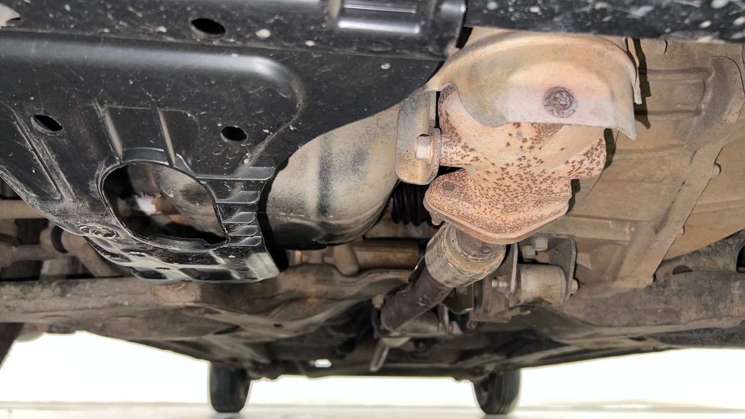 Used 2012 Hyundai i10 Magna 1.1 iRDE2 Petrol Manual extra FRONT LEFT UNDERBODY VIEW