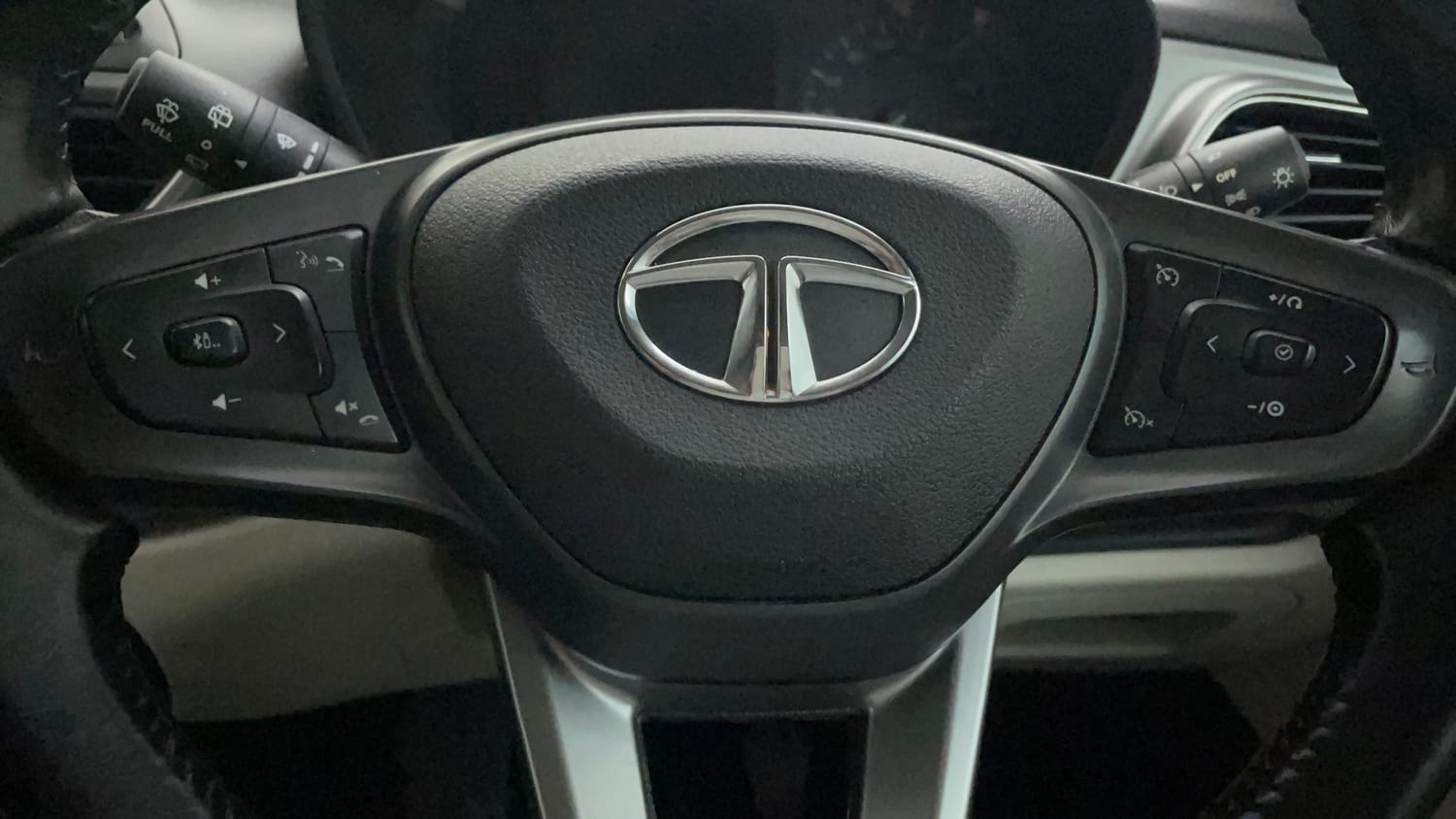 Used 2022 Tata Altroz XZ Plus Petrol Petrol Manual top_features Airbags