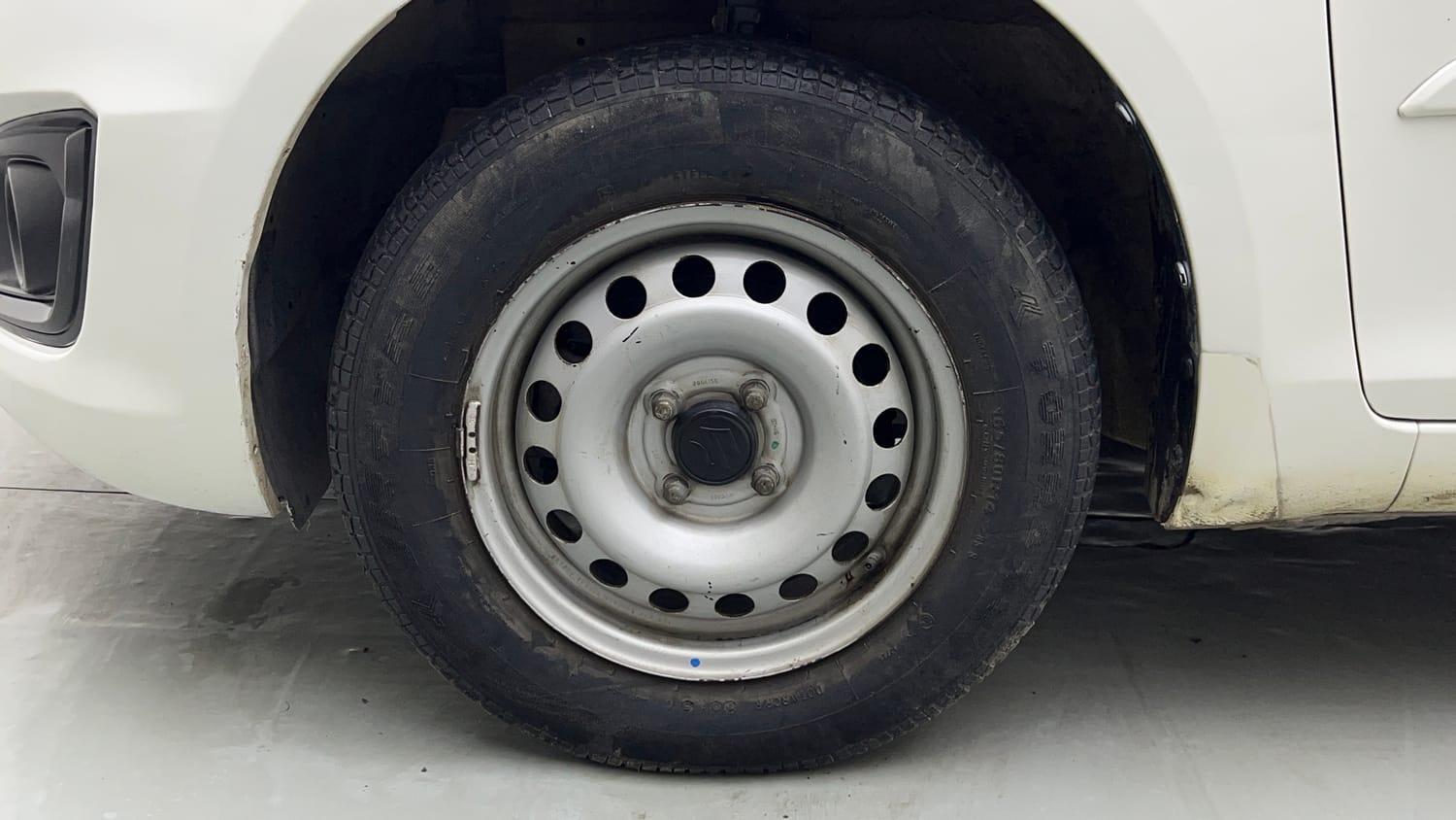 Used 2015 Maruti Suzuki Swift Lxi (O) Petrol Manual tyres LEFT FRONT TYRE RIM VIEW