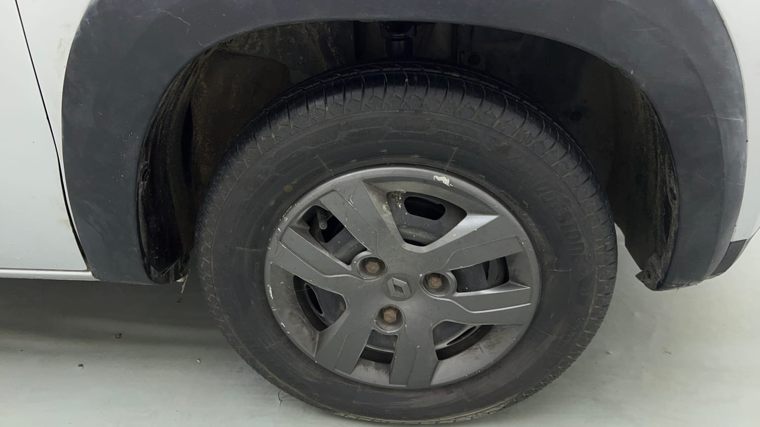 Used 2017 Renault Kwid RXT Live For More Edition 1.0 Petrol Manual tyres RIGHT FRONT TYRE RIM VIEW