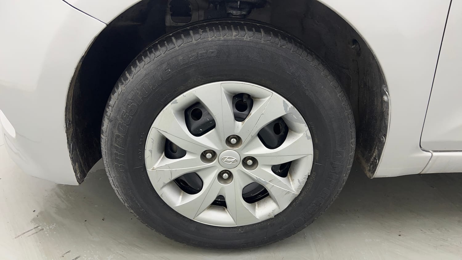 Used 2017 Hyundai Elite i20 Magna Executive 1.2 Petrol Manual tyres LEFT FRONT TYRE RIM VIEW