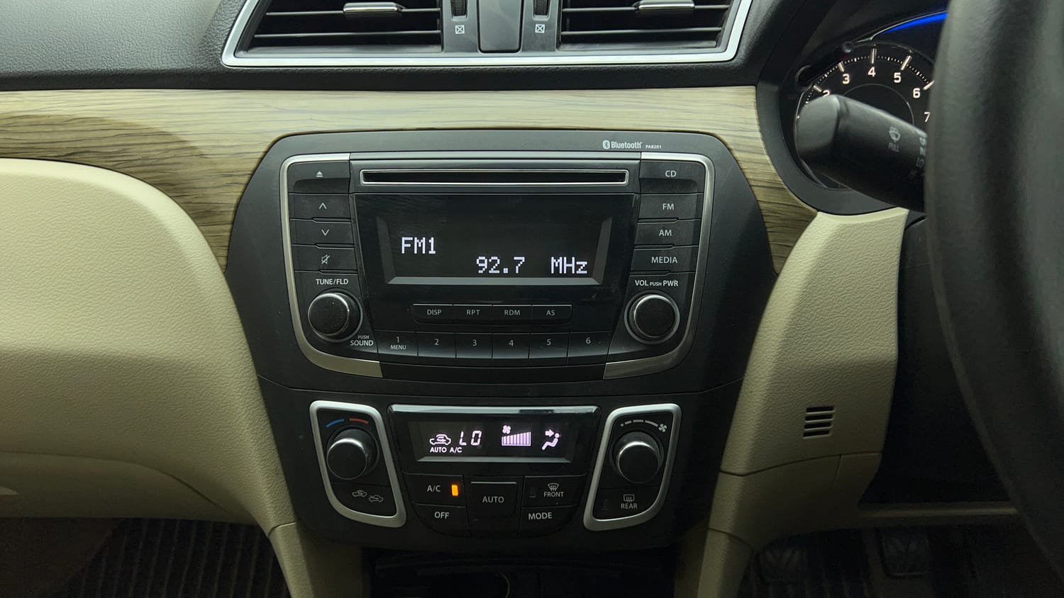 Used 2018 Maruti Suzuki Ciaz Delta Hybrid 1.5 Petrol Manual top_features Integrated (in-dash) music system