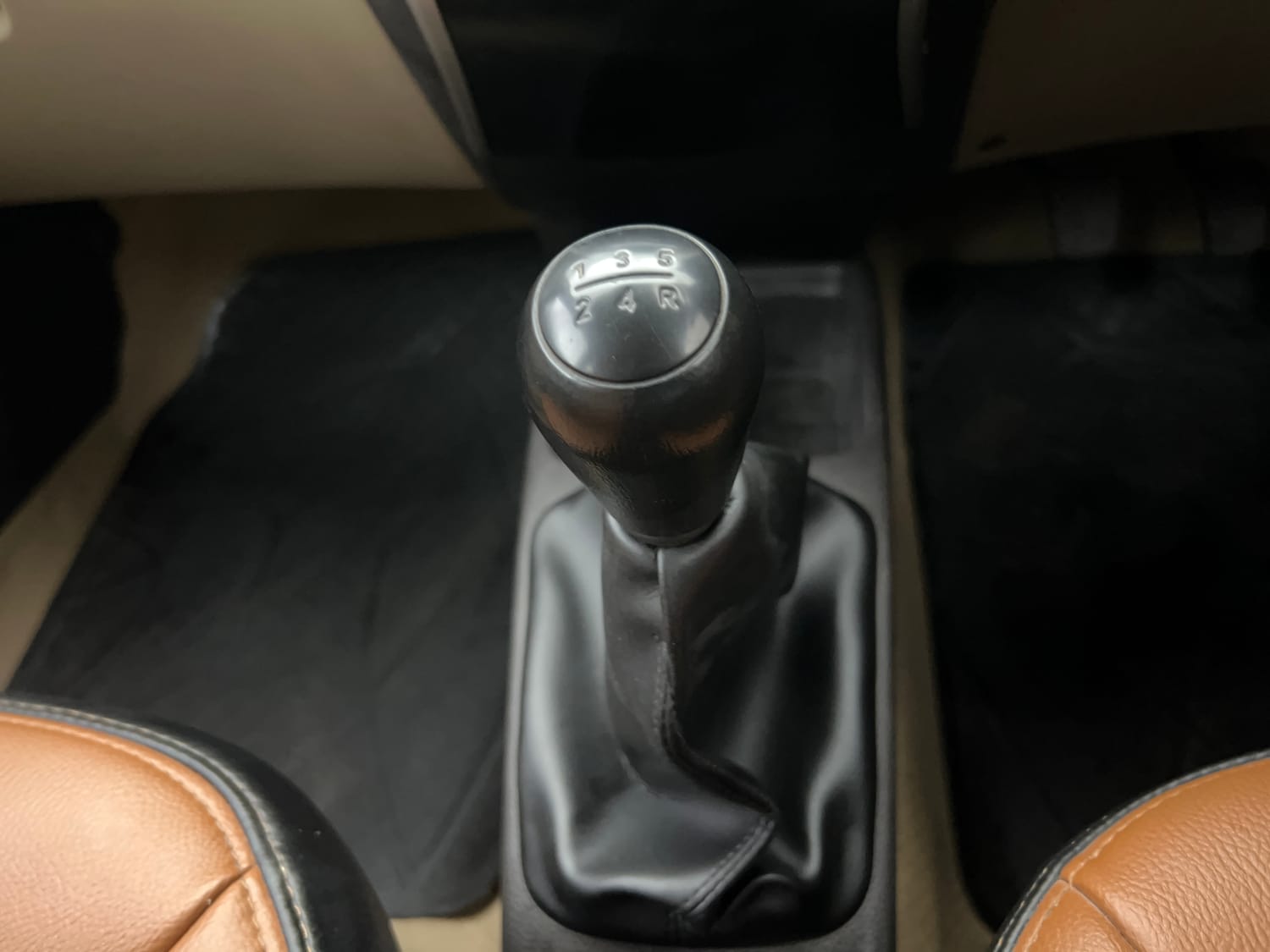 Used 2014 Hyundai Eon Magna + Petrol Manual interior GEAR  KNOB VIEW