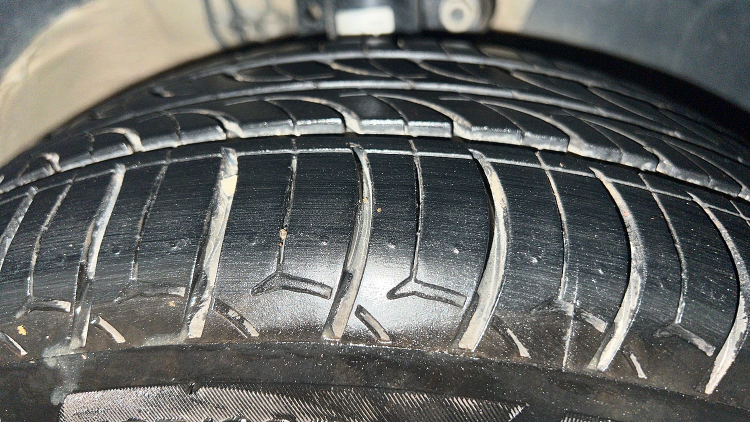 Used 2019 Volkswagen Ameo Comfortline 1.0L (P) Petrol Manual tyres RIGHT FRONT TYRE TREAD VIEW