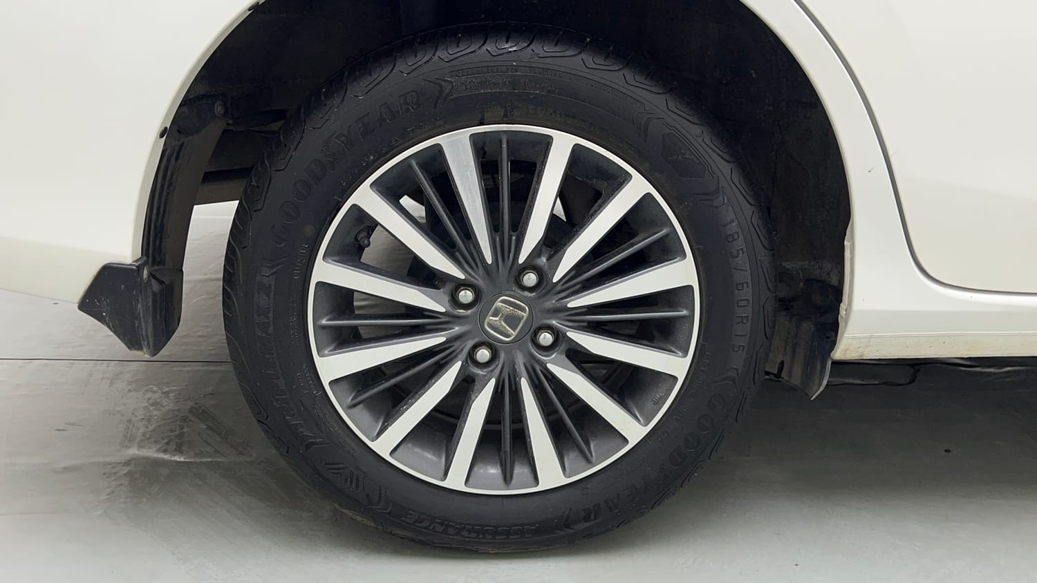 Used 2025 Honda Amaze ZX 1.2 Petrol CVT Petrol Automatic tyres RIGHT REAR TYRE RIM VIEW