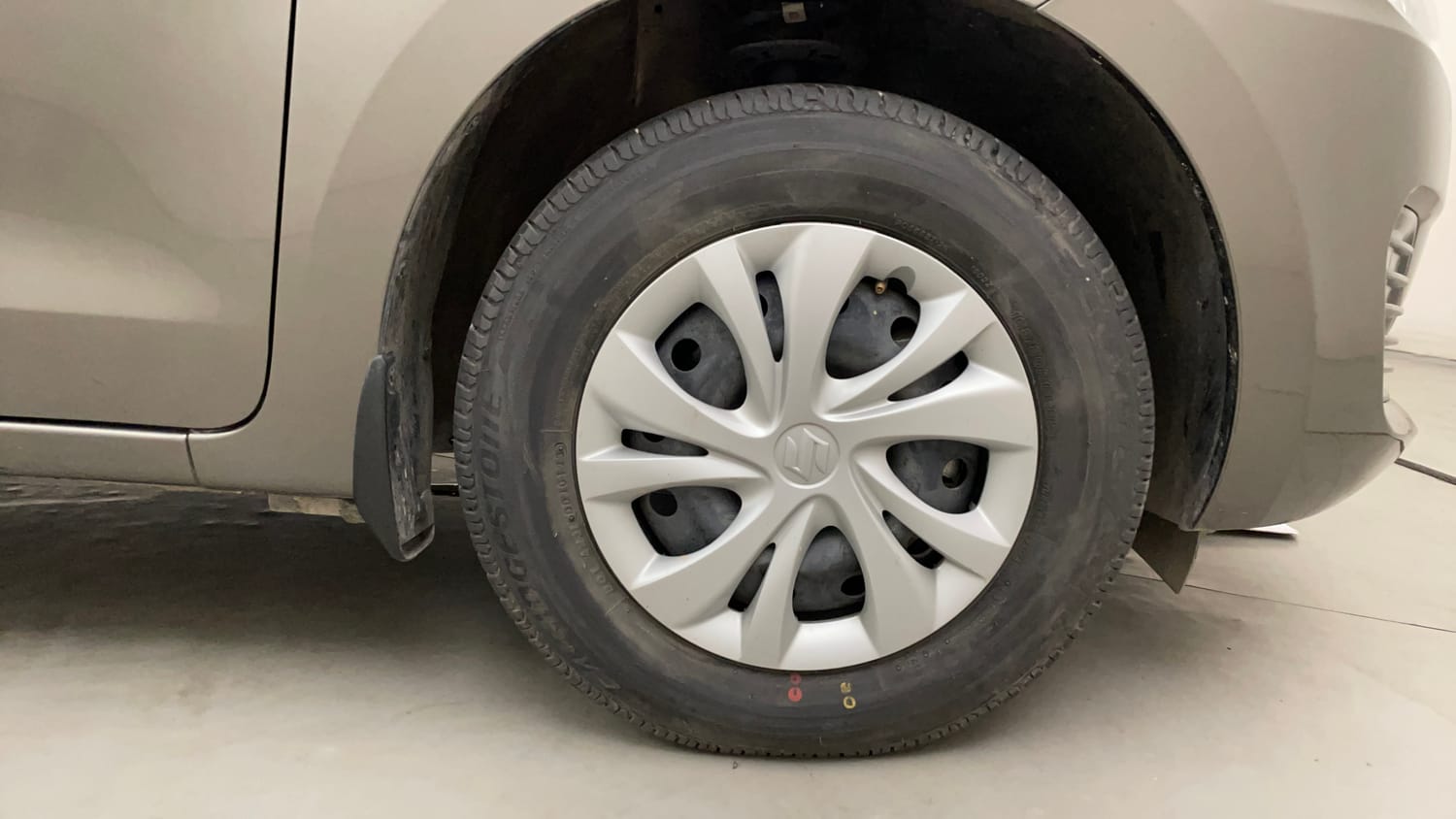 Used 2023 Maruti Suzuki Swift VXi Petrol Manual tyres RIGHT FRONT TYRE RIM VIEW