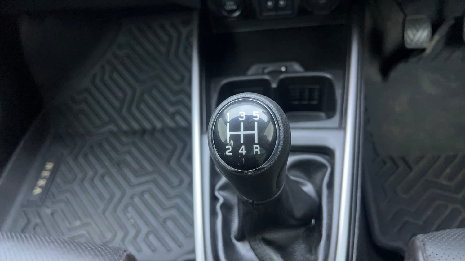 Used 2025 Maruti Suzuki XL6 Alpha Plus MT Petrol Petrol Manual interior GEAR  KNOB VIEW