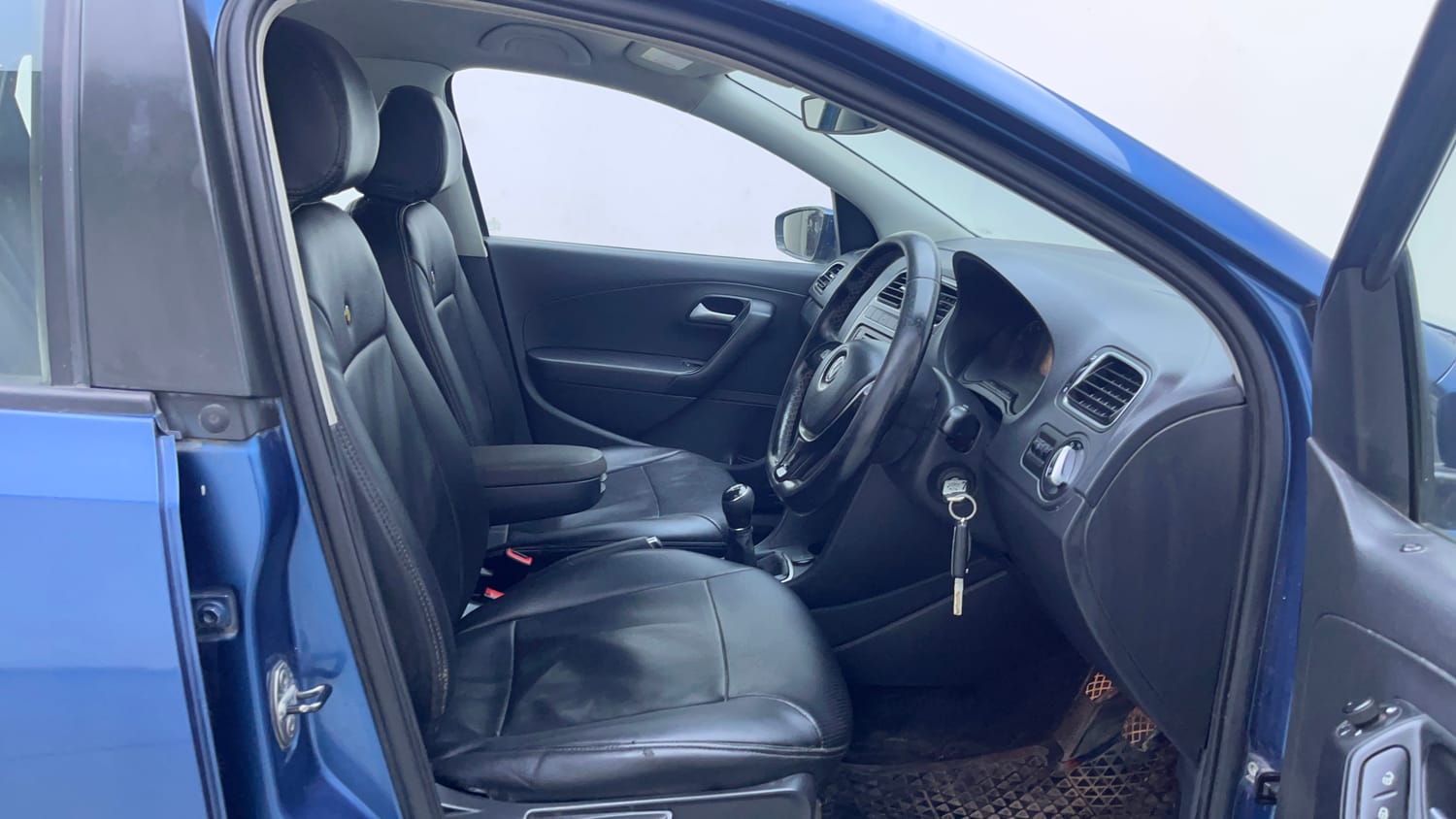 Used 2017 Volkswagen Polo Highline Plus 1.2( P)16 Alloy Petrol Manual interior RIGHT SIDE FRONT DOOR CABIN VIEW