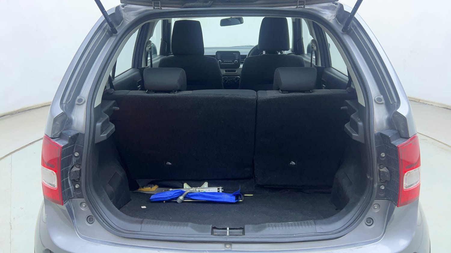 Used 2018 Maruti Suzuki Ignis Delta 1.2 MT Petrol Manual interior DICKY INSIDE VIEW
