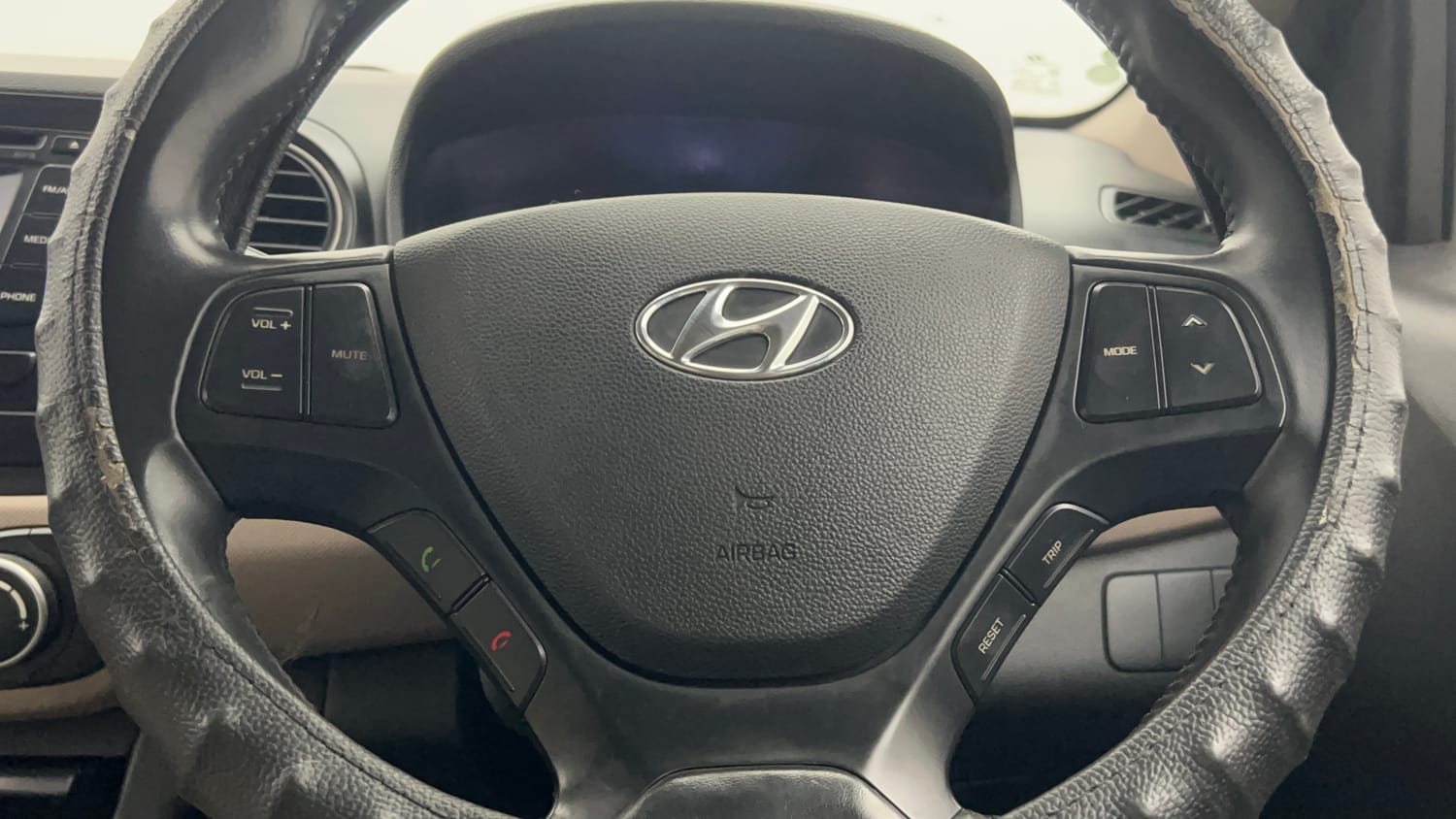 Used 2014 Hyundai Xcent SX 1.2 Petrol Manual top_features Steering mounted controls