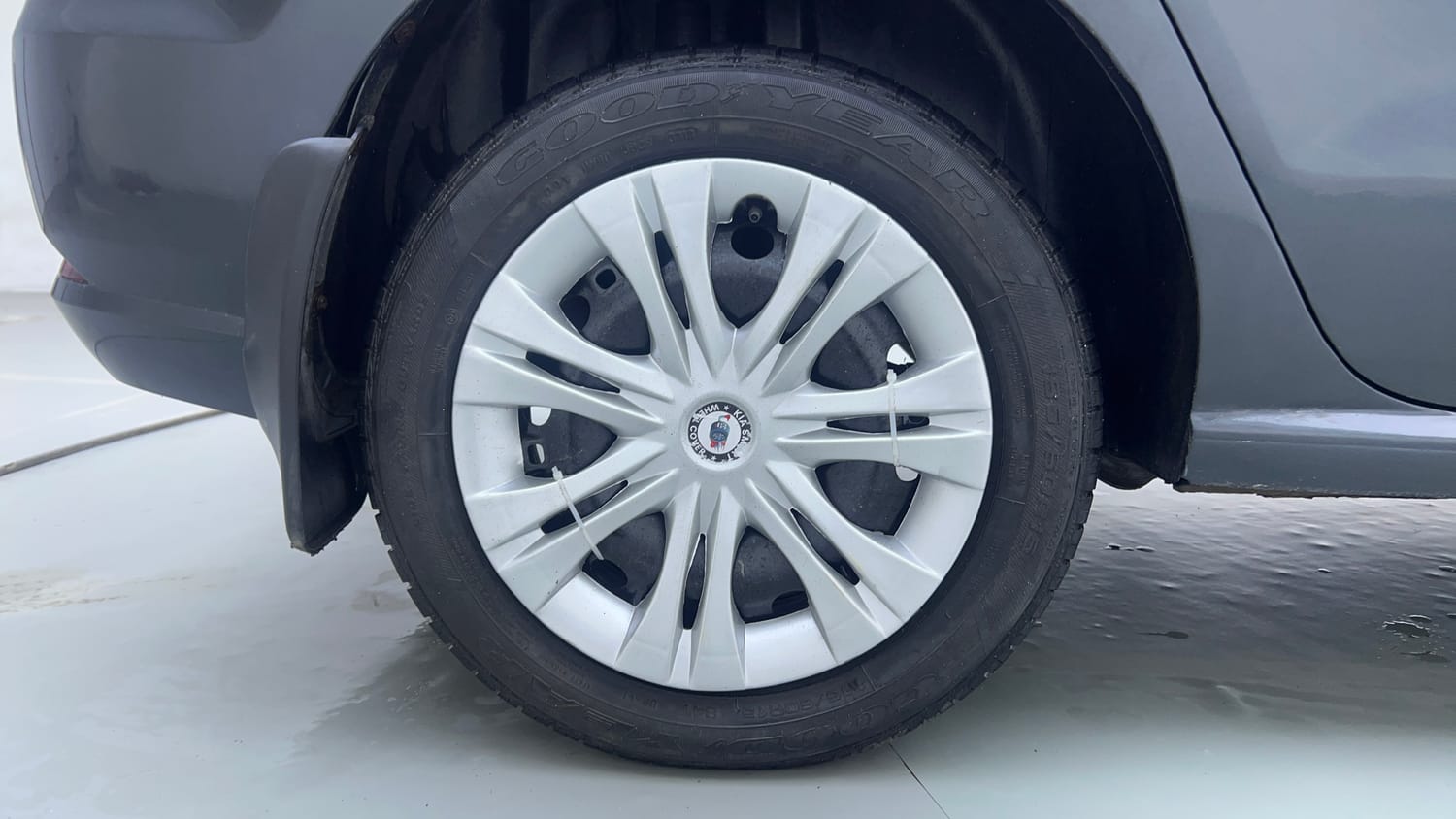 Used 2019 Volkswagen Ameo Comfortline 1.0L (P) Petrol Manual tyres RIGHT REAR TYRE RIM VIEW