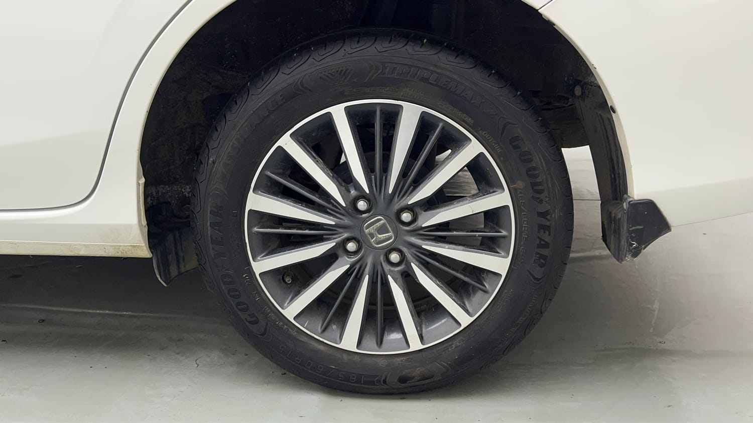 Used 2025 Honda Amaze ZX 1.2 Petrol CVT Petrol Automatic tyres LEFT REAR TYRE RIM VIEW