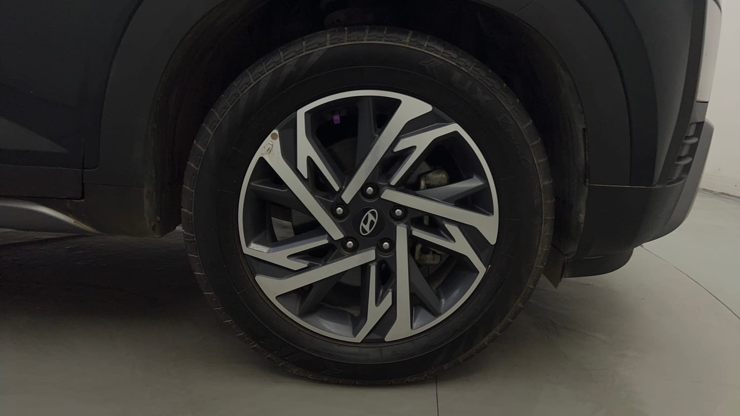 Used 2024 Hyundai Creta 1.5 Turbo Petrol DCT SX(O) Petrol Automatic tyres RIGHT FRONT TYRE RIM VIEW