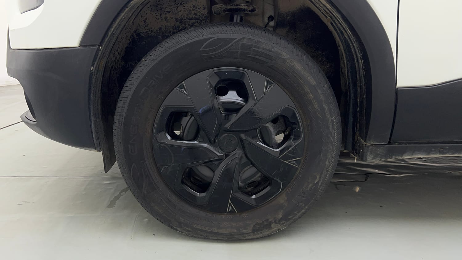 Used 2025 Tata Punch Pure (o) Petrol Manual tyres LEFT FRONT TYRE RIM VIEW