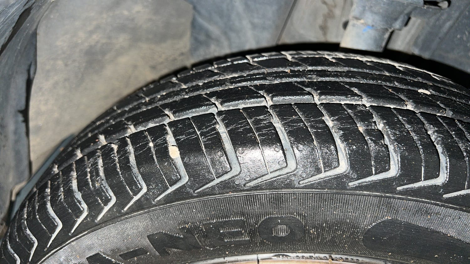 Used 2017 Renault Kwid 1.0 RXT AMT Opt Petrol Automatic tyres RIGHT FRONT TYRE TREAD VIEW