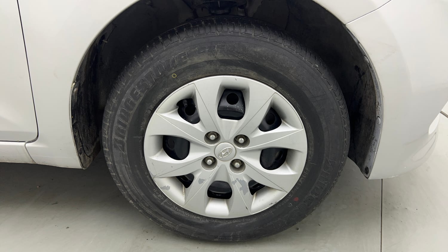 Used 2017 Hyundai Elite i20 Magna Executive 1.2 Petrol Manual tyres RIGHT FRONT TYRE RIM VIEW
