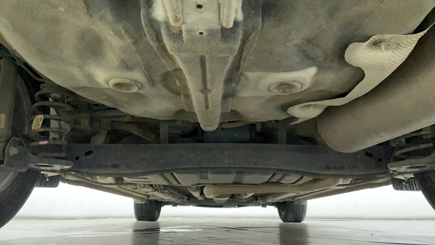 Used 2023 Hyundai Verna SX (O) 1.5 Turbo Petrol MT Petrol Manual extra REAR UNDERBODY VIEW (TAKEN FROM REAR)