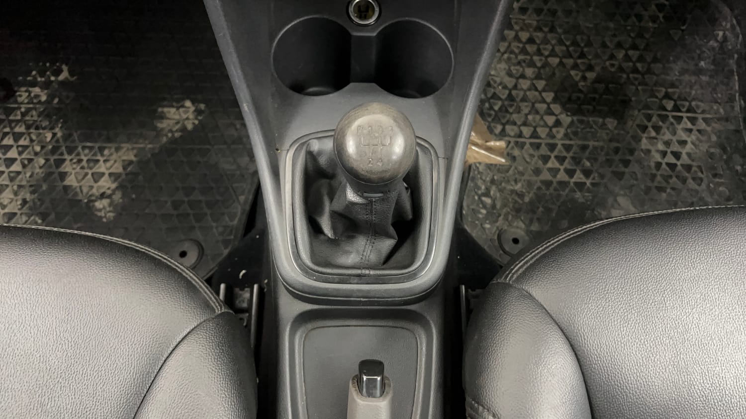 Used 2015 Volkswagen Polo Comfortline 1.2L (P) Petrol Manual interior GEAR  KNOB VIEW