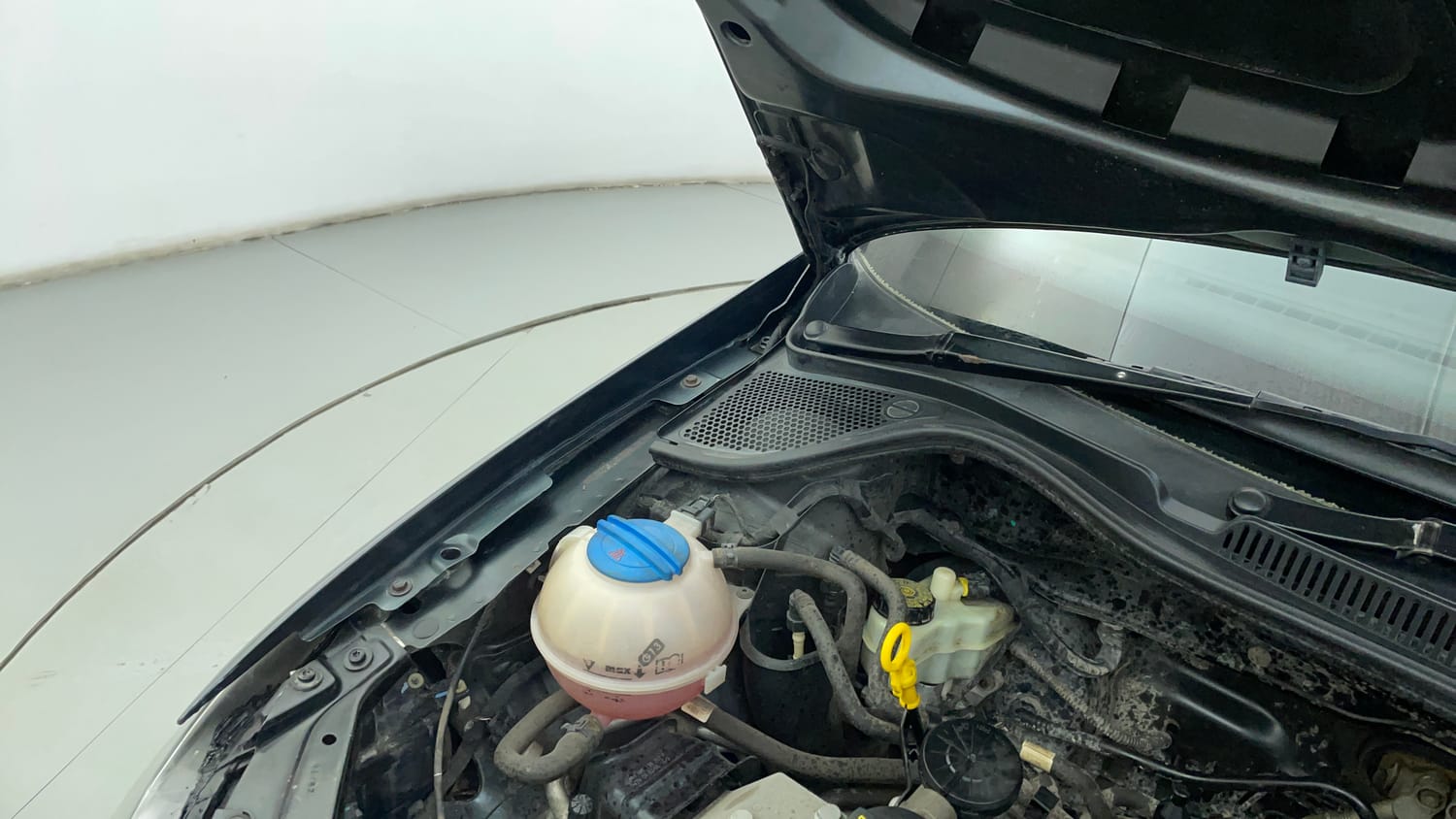 Used 2016 Volkswagen Ameo Highline1.2L (P) Petrol Manual engine ENGINE RIGHT SIDE HINGE & APRON VIEW
