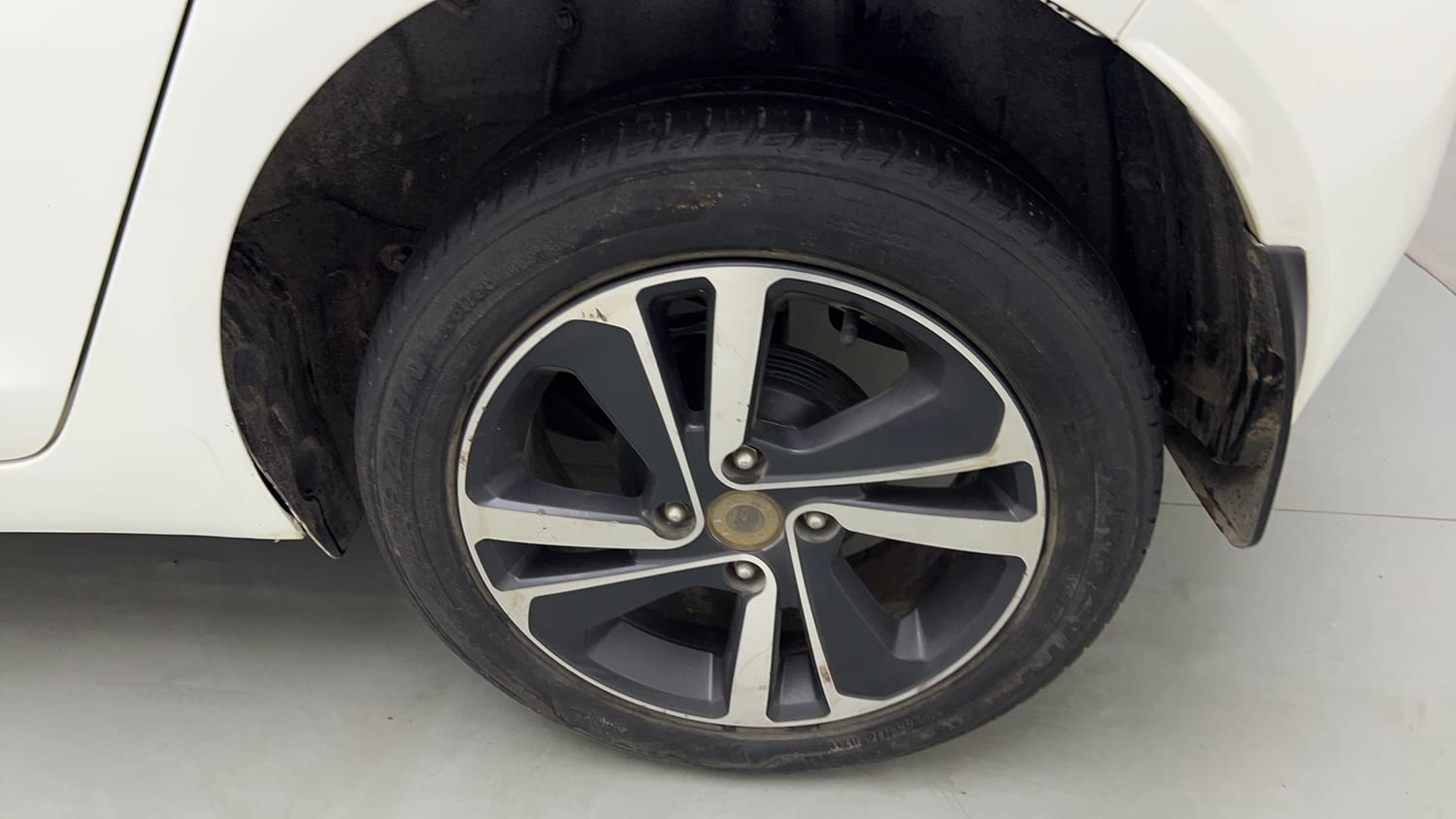 Used 2022 Tata Altroz XZ Plus i-Turbo Petrol Petrol Manual tyres LEFT REAR TYRE RIM VIEW