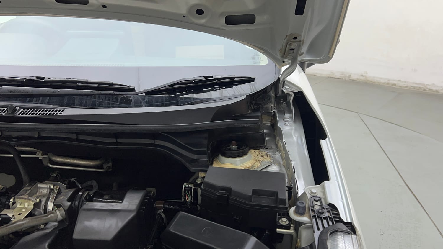 Used 2025 Honda Amaze ZX 1.2 Petrol CVT Petrol Automatic engine ENGINE LEFT SIDE HINGE & APRON VIEW