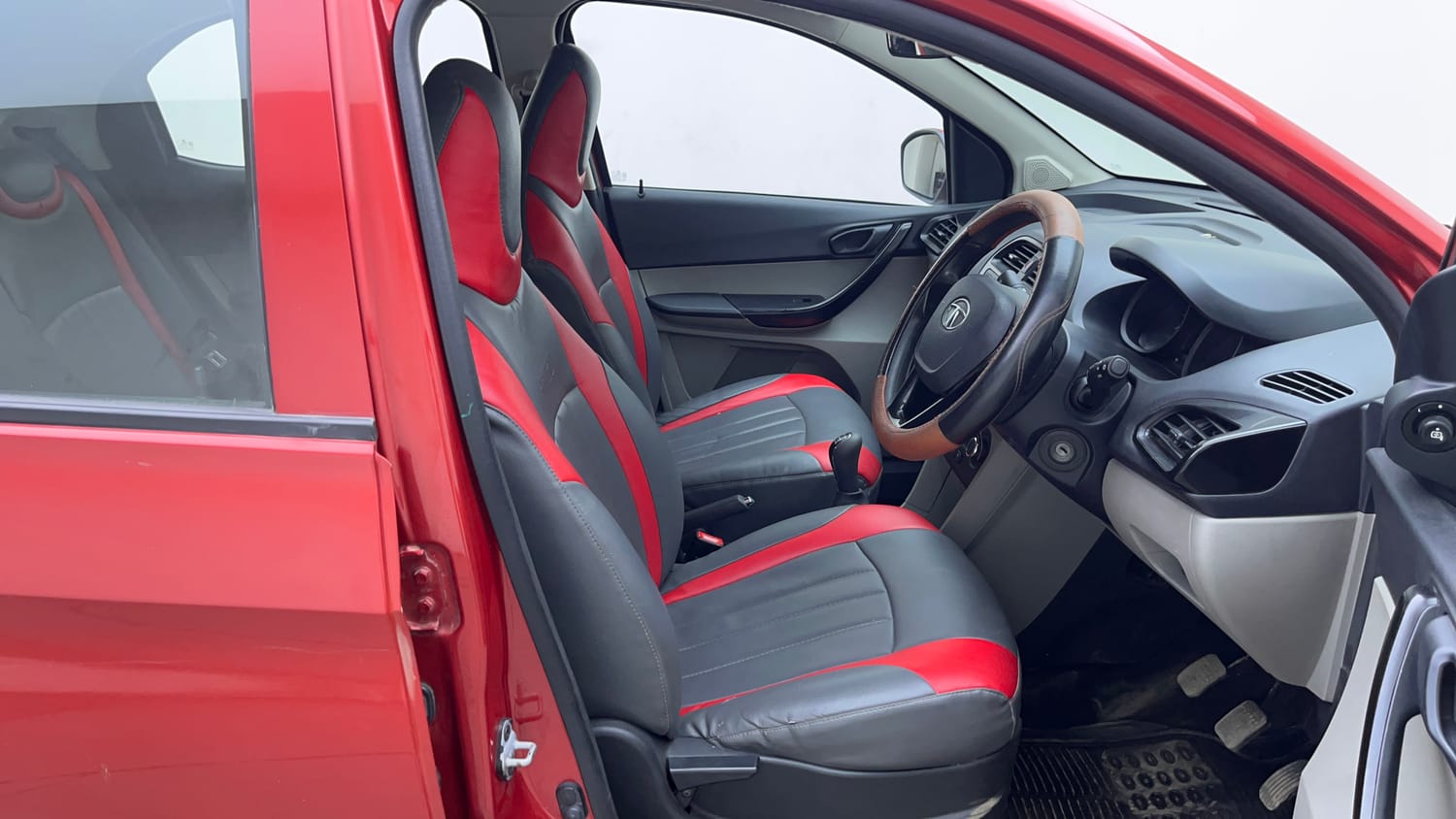 Used 2018 Tata Tiago Revotron XT Petrol Manual interior RIGHT SIDE FRONT DOOR CABIN VIEW