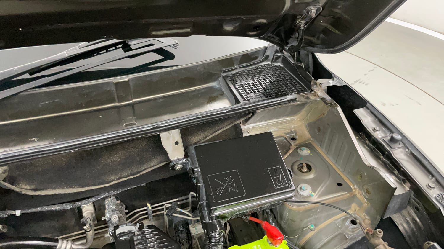 Used 2019 Renault Kwid RXT (O) 1.0 SCE Edition Petrol Manual engine ENGINE LEFT SIDE HINGE & APRON VIEW