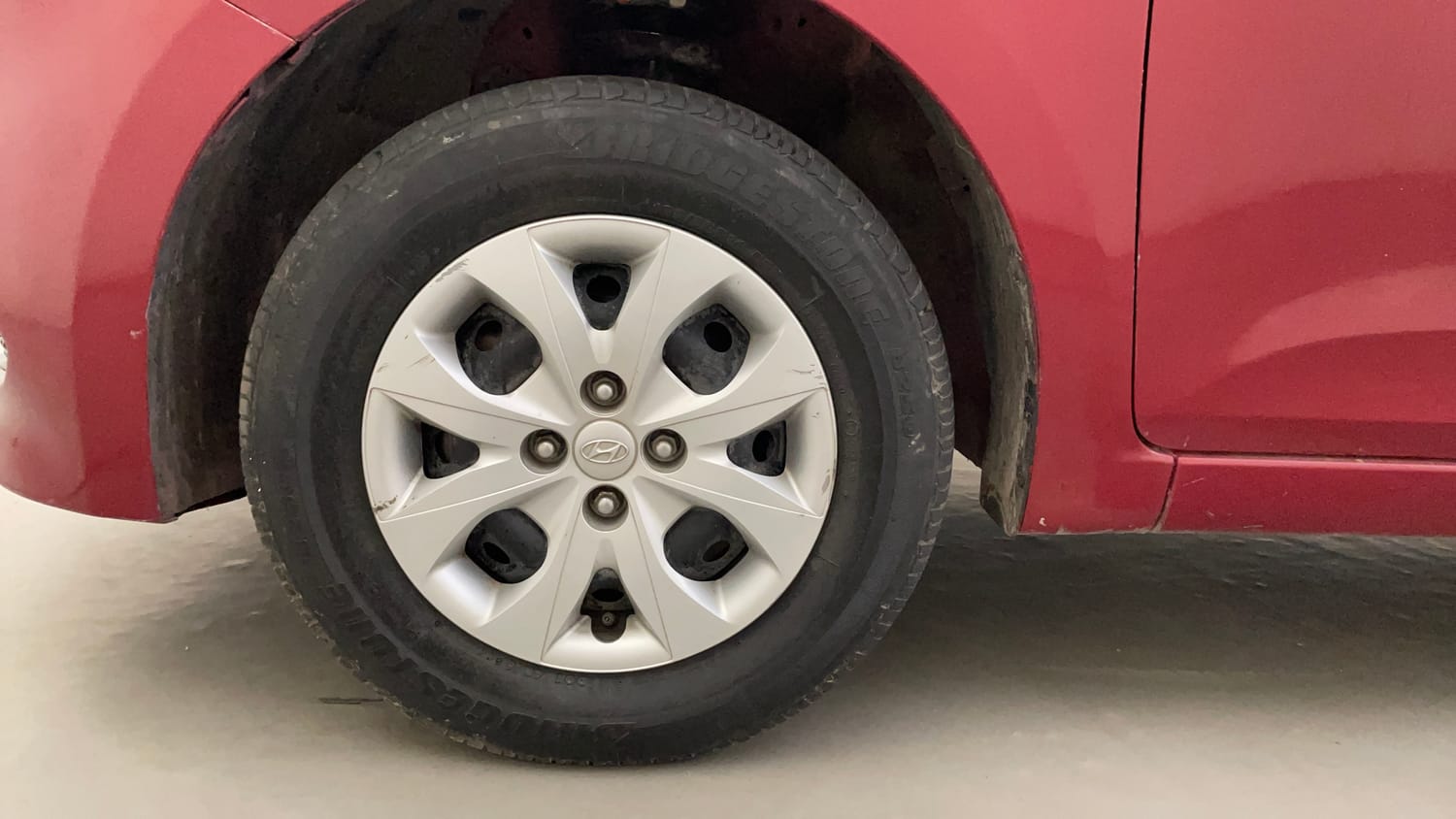 Used 2015 Hyundai Elite i20 Magna 1.2 Petrol Manual tyres LEFT FRONT TYRE RIM VIEW