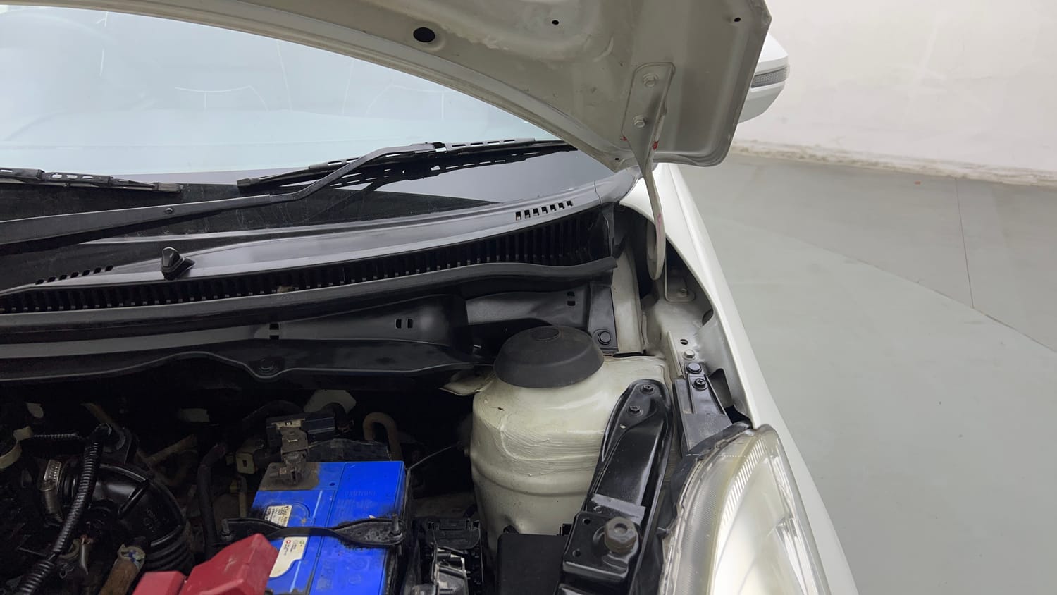 Used 2015 Maruti Suzuki Swift Lxi (O) Petrol Manual engine ENGINE LEFT SIDE HINGE & APRON VIEW