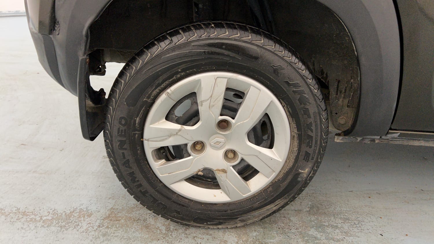 Used 2017 Renault Kwid 1.0 RXT AMT Opt Petrol Automatic tyres RIGHT REAR TYRE RIM VIEW