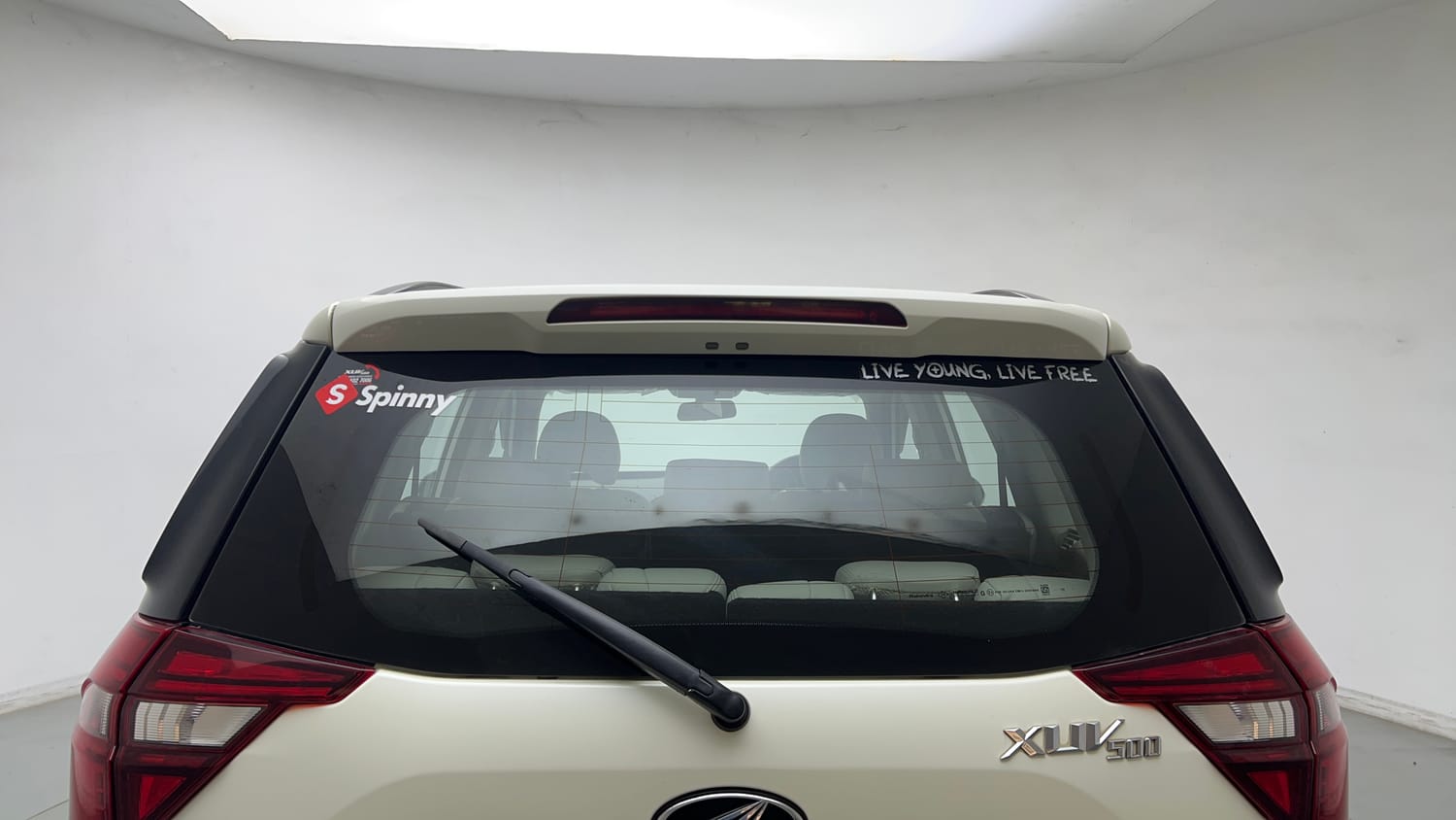 Used 2021 Mahindra XUV500 W7 Diesel Manual exterior BACK WINDSHIELD VIEW
