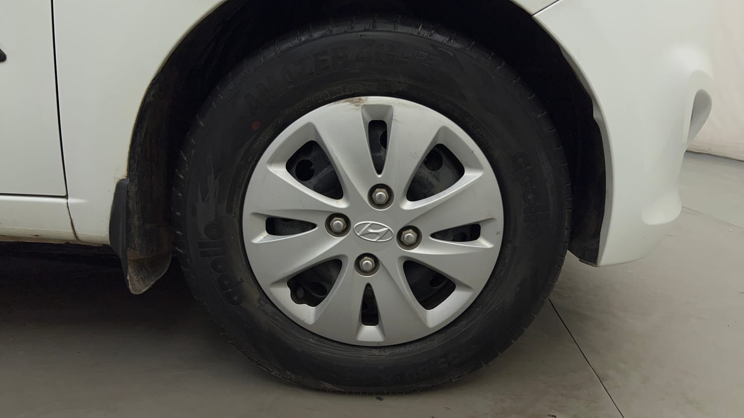 Used 2012 Hyundai i10 Magna 1.1 iRDE2 Petrol Manual tyres RIGHT FRONT TYRE RIM VIEW