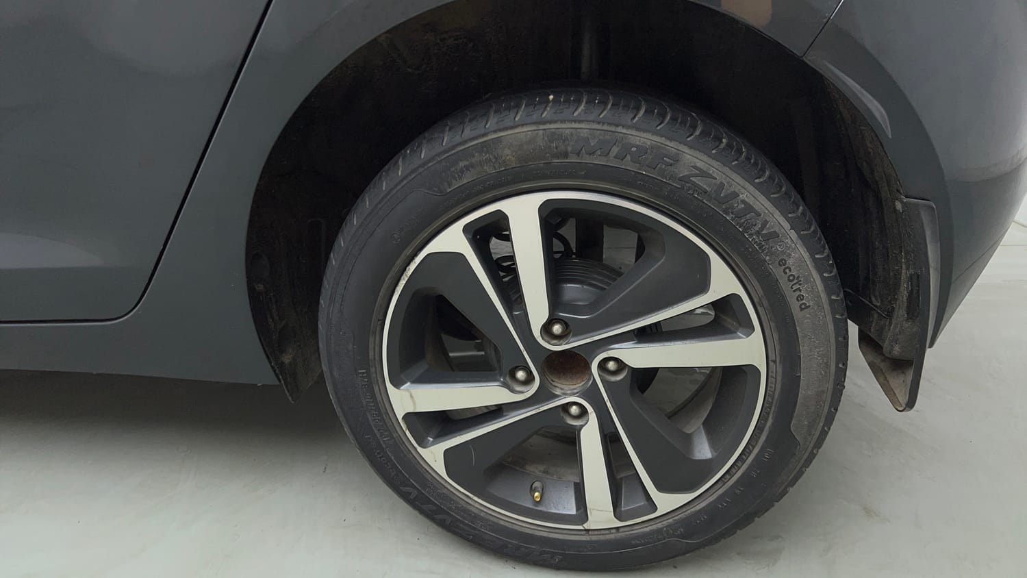 Used 2020 Tata Altroz XZ Petrol Petrol Manual tyres LEFT REAR TYRE RIM VIEW