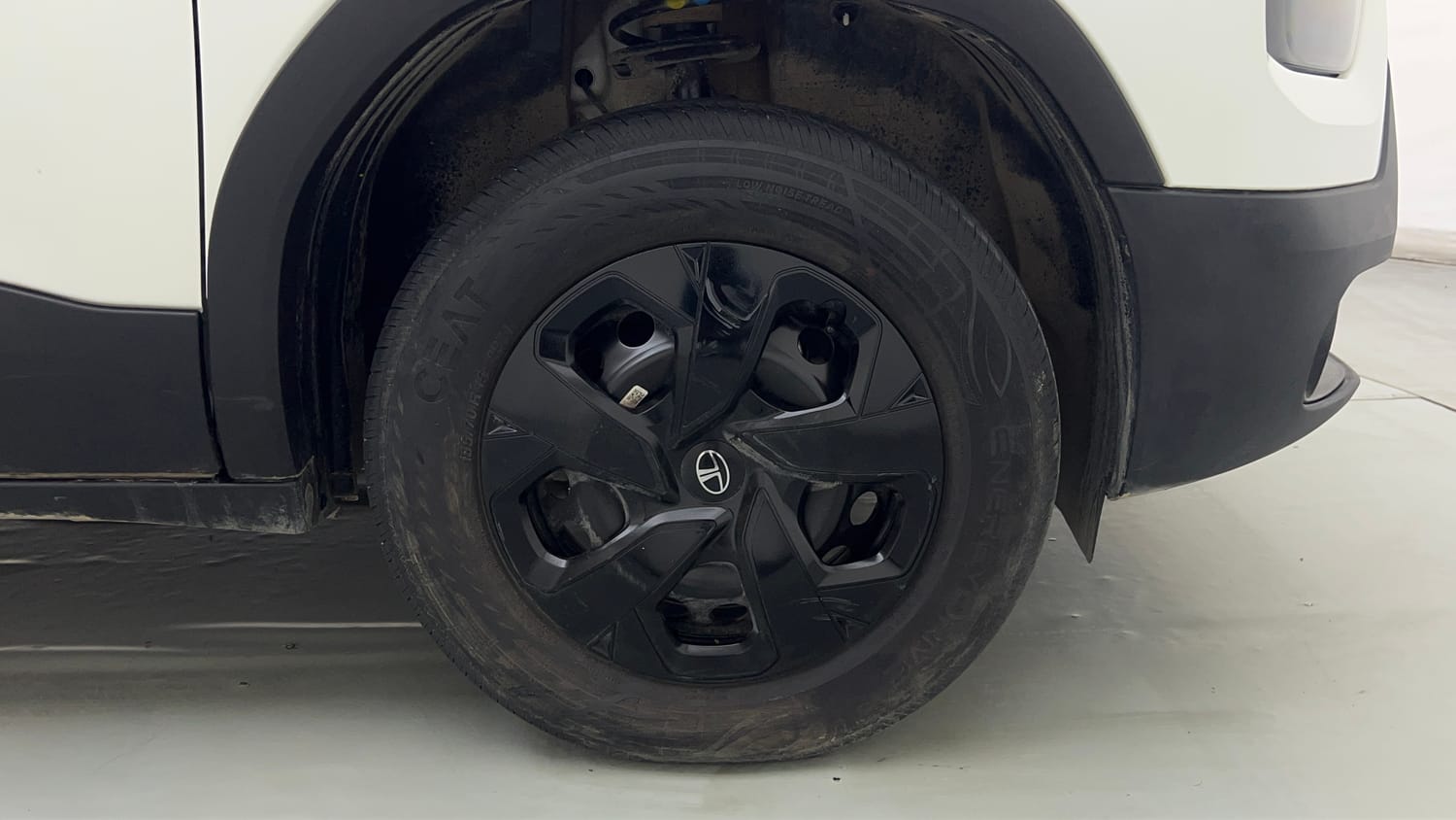 Used 2025 Tata Punch Pure (o) Petrol Manual tyres RIGHT FRONT TYRE RIM VIEW