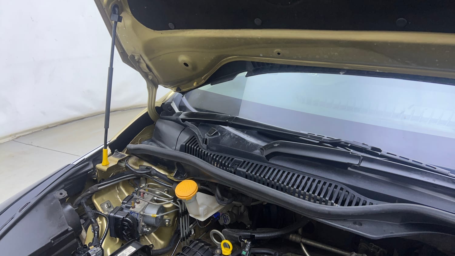 Used 2021 Tata Altroz XZ Plus Petrol Petrol Manual engine ENGINE RIGHT SIDE HINGE & APRON VIEW
