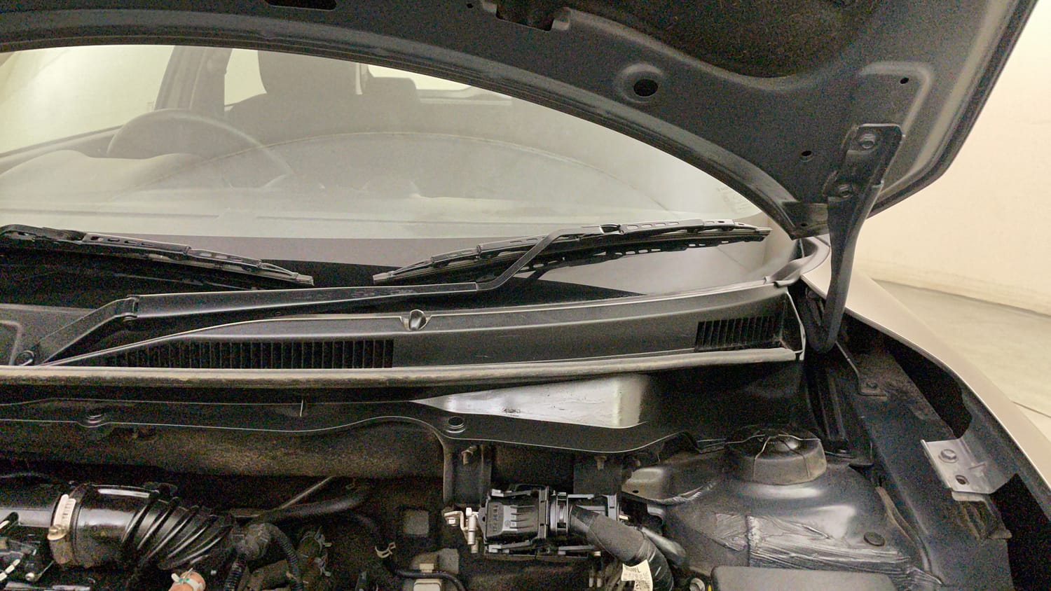 Used 2023 Maruti Suzuki Swift VXi Petrol Manual engine ENGINE LEFT SIDE HINGE & APRON VIEW
