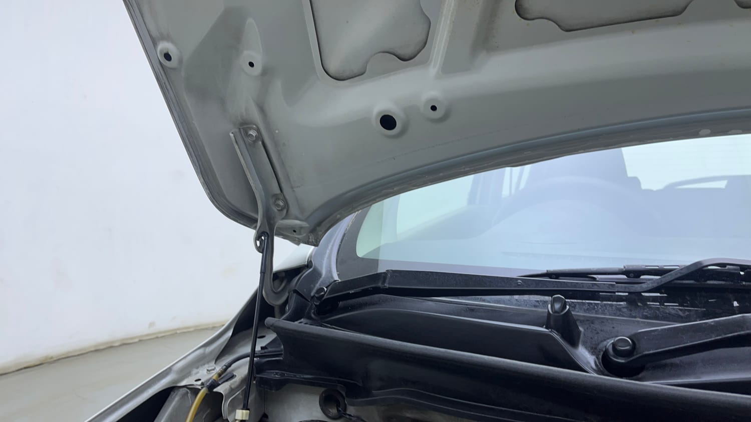 Used 2017 Maruti Suzuki Celerio ZXi Petrol Manual engine ENGINE RIGHT SIDE HINGE & APRON VIEW