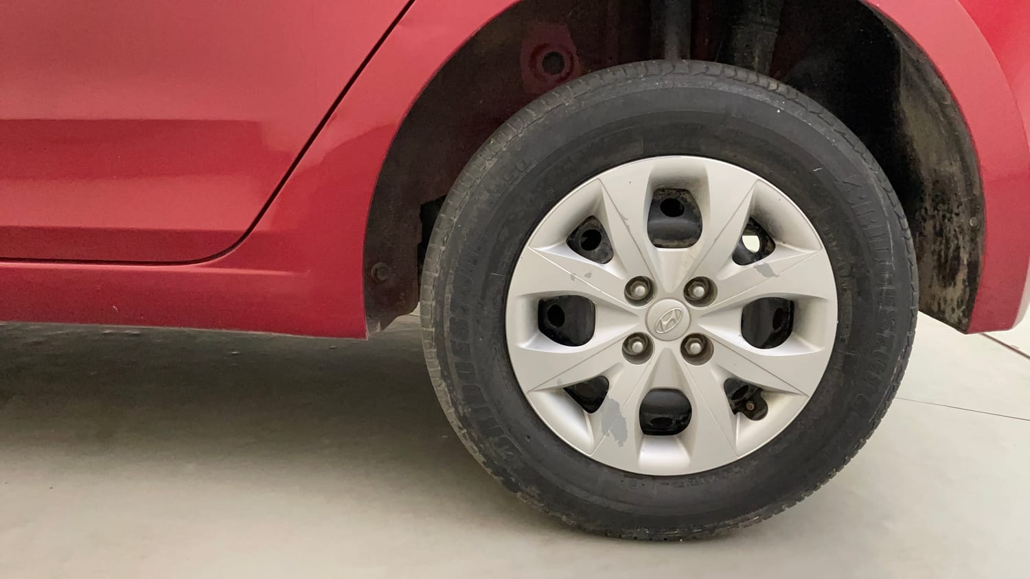 Used 2015 Hyundai Elite i20 Magna 1.2 Petrol Manual tyres LEFT REAR TYRE RIM VIEW