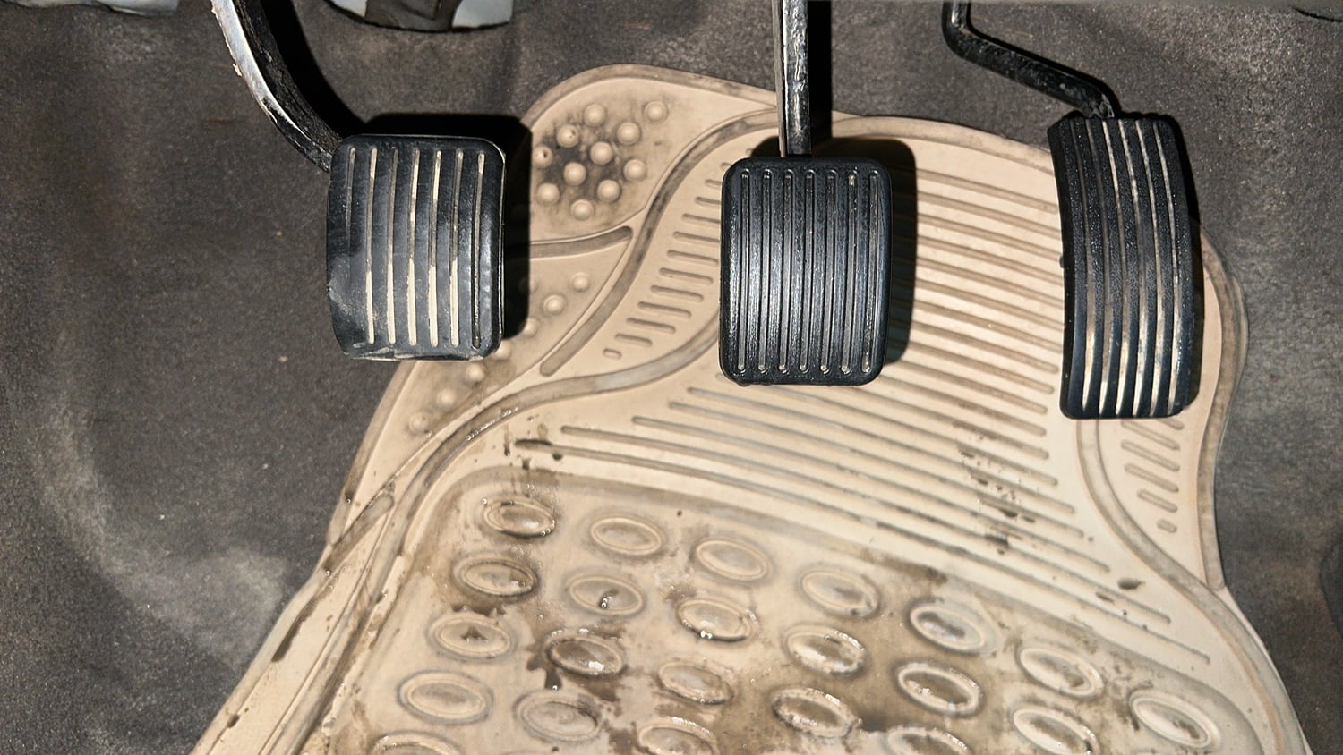 Used 2013 Hyundai i10 Magna 1.1 iRDE2 Petrol Manual interior PEDALS VIEW