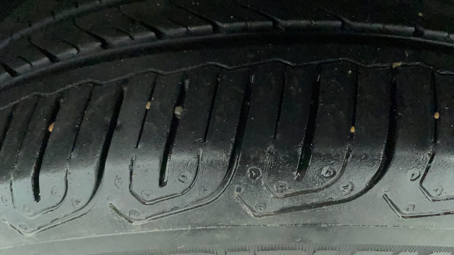 Used 2016 Volkswagen Ameo Highline1.2L (P) Petrol Manual tyres LEFT FRONT TYRE TREAD VIEW