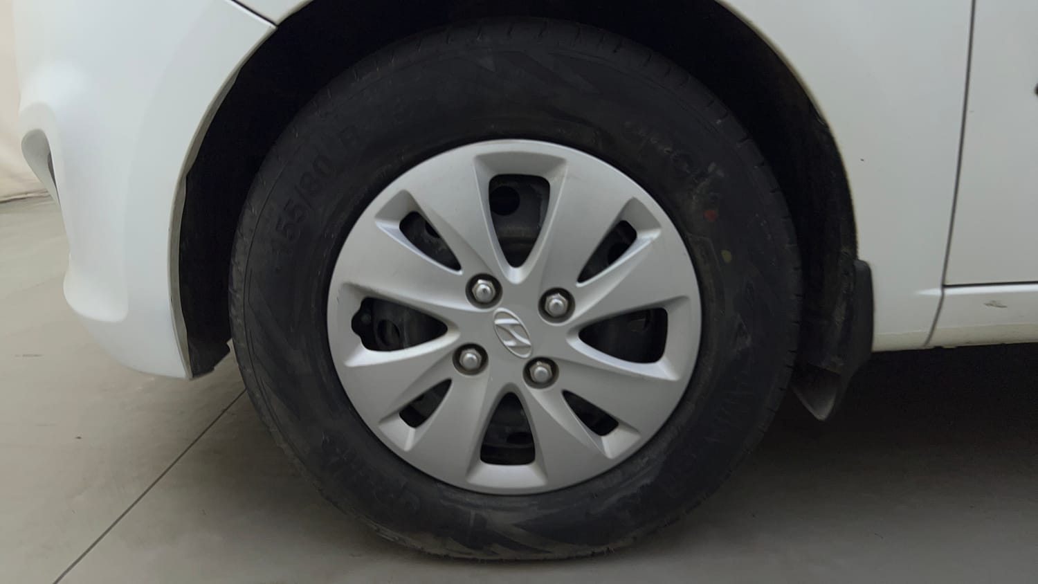 Used 2012 Hyundai i10 Magna 1.1 iRDE2 Petrol Manual tyres LEFT FRONT TYRE RIM VIEW