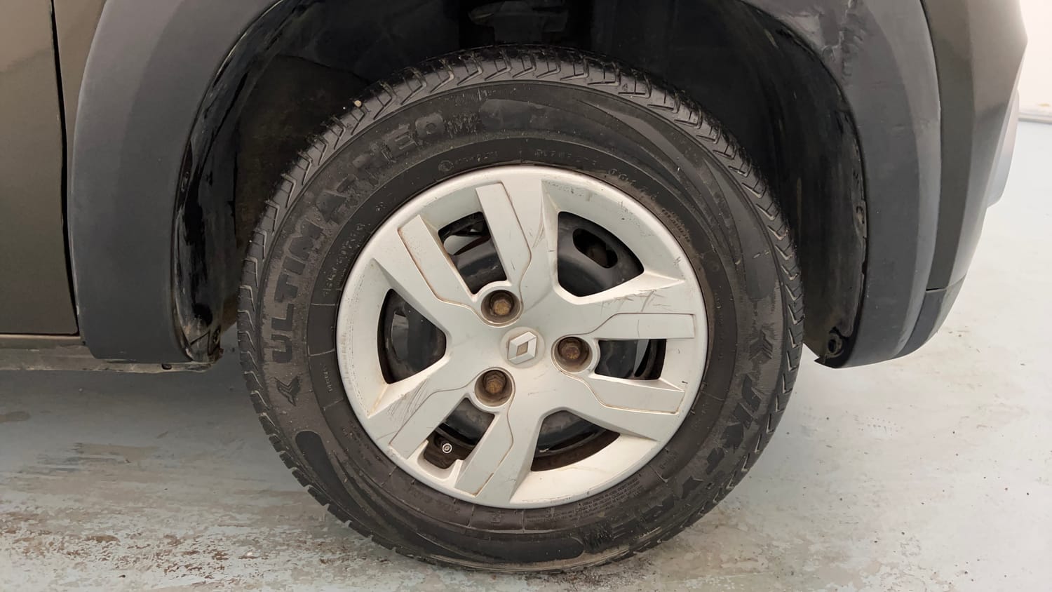 Used 2017 Renault Kwid 1.0 RXT AMT Opt Petrol Automatic tyres RIGHT FRONT TYRE RIM VIEW