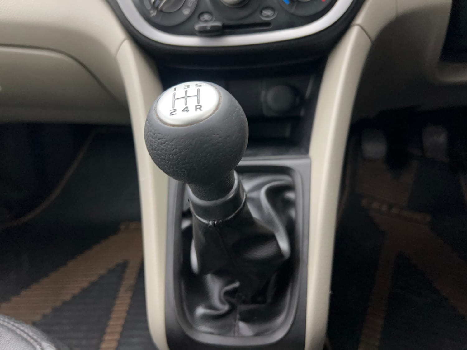 Used 2015 Maruti Suzuki Celerio VXi Petrol Manual interior GEAR  KNOB VIEW
