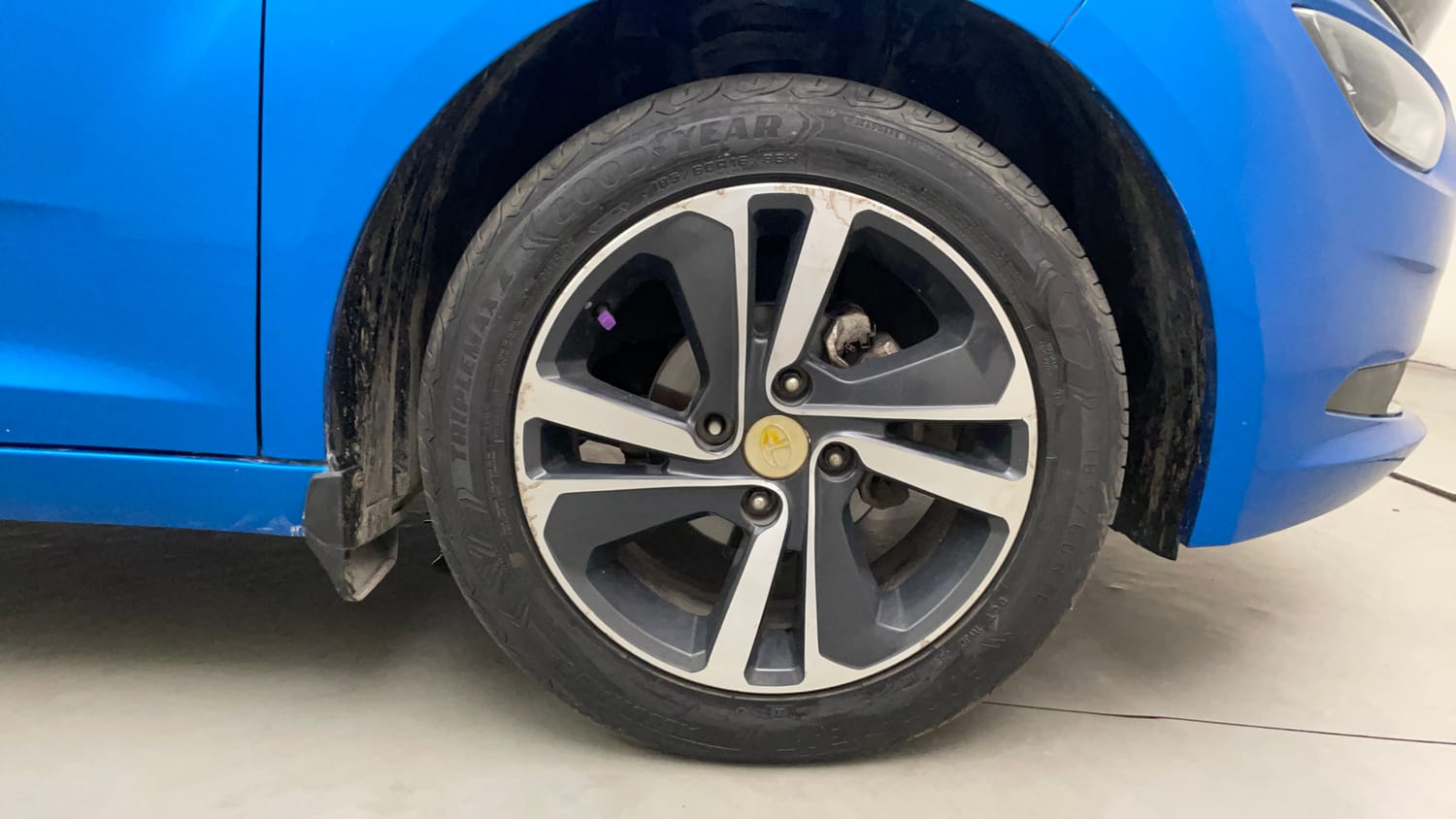 Used 2022 Tata Altroz XZ Plus Petrol Petrol Manual tyres RIGHT FRONT TYRE RIM VIEW