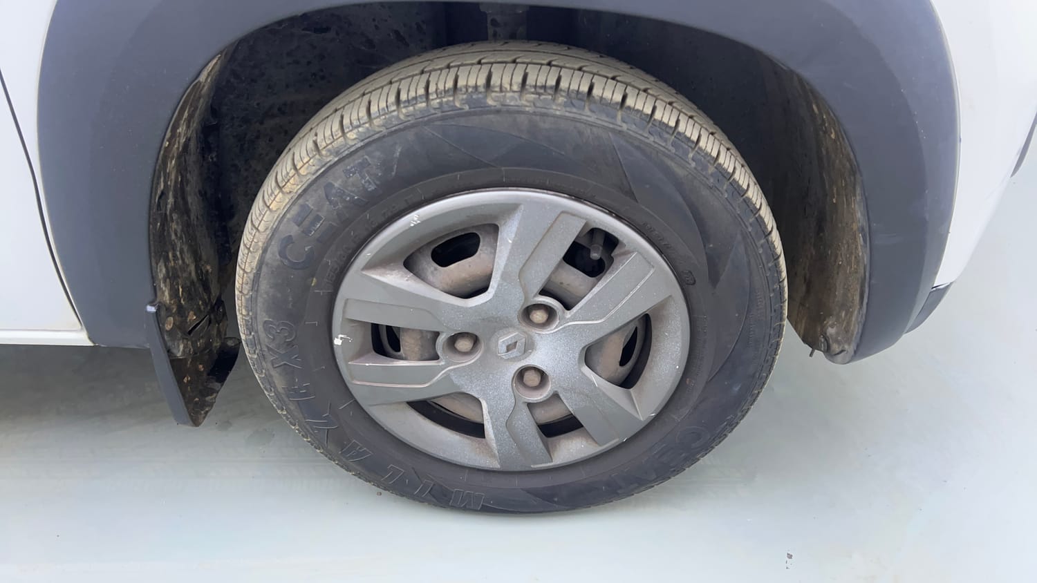 Used 2018 Renault Kwid 1.0 RXT AMT Opt Petrol Automatic tyres RIGHT FRONT TYRE RIM VIEW
