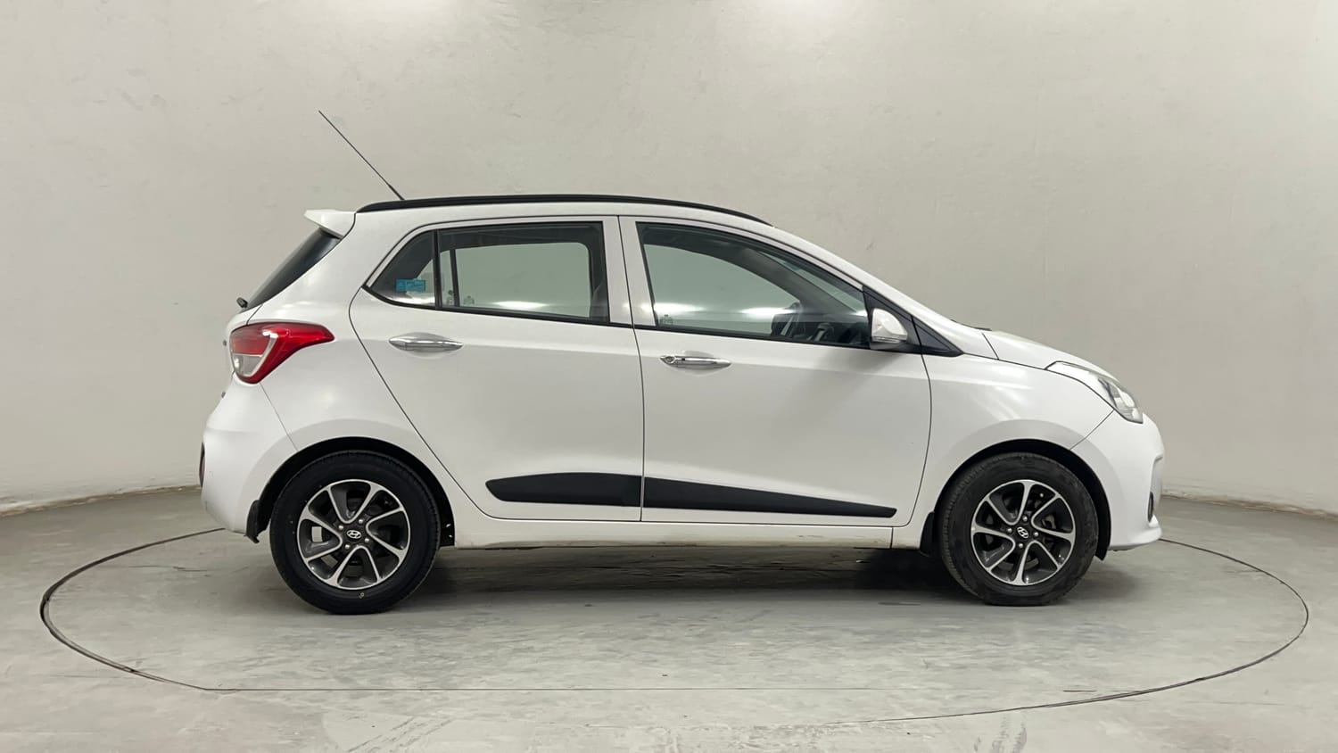Used 2017 Hyundai Grand i10 Asta 1.2 Kappa VTVT Petrol Manual exterior RIGHT SIDE VIEW